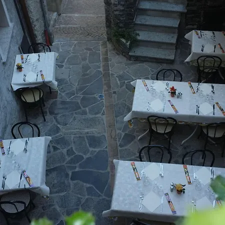 Diffuso Il Portichetto Sulla Collina A Vezio 페를레도