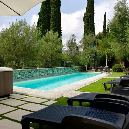 Отель Hotel Diffuso Il Portichetto Sulla Collina A Vezio Perledo Перледо