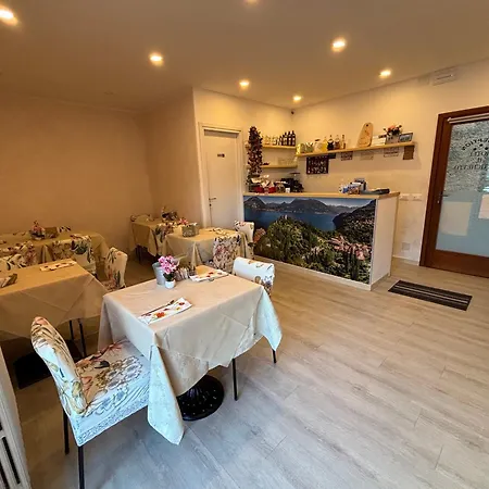 Отель Hotel Diffuso Il Portichetto Sulla Collina A Vezio Perledo